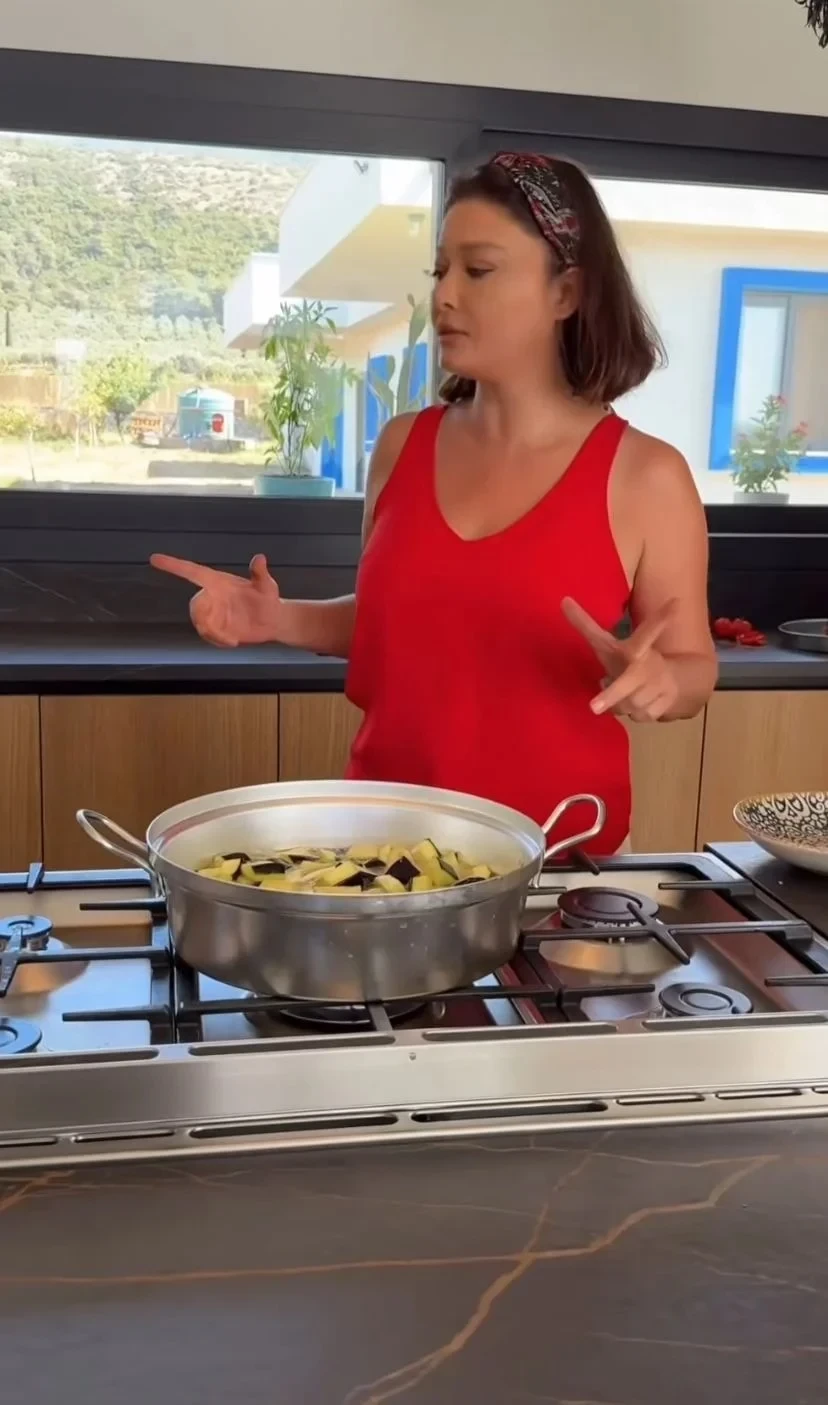 Traktor sürdü, zeytun topladı - Nurgüldən maraqlı paylaşım (VİDEO)