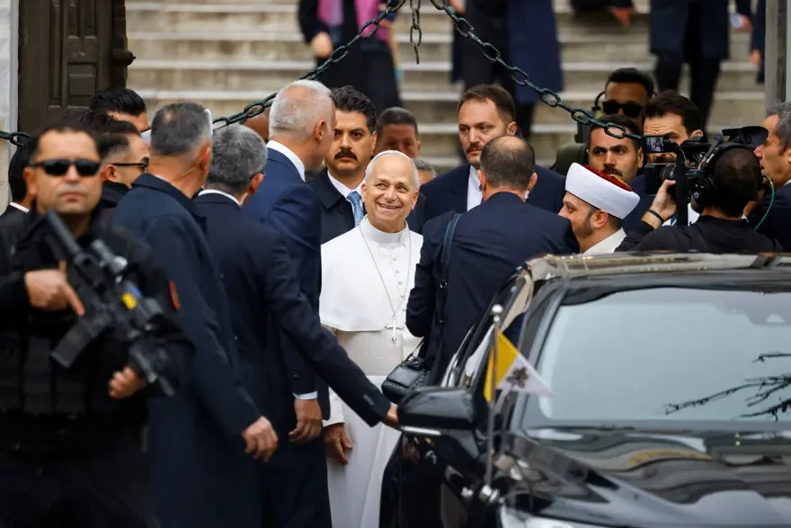 "Bura sizin eviniz deyil" - Papa İstanbulda məscidi gəzdi