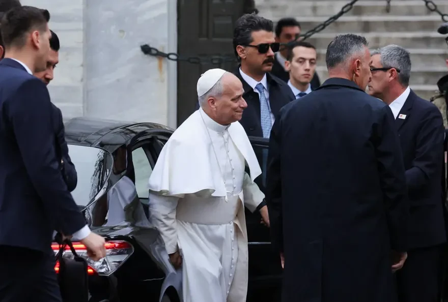 "Bura sizin eviniz deyil" - Papa İstanbulda məscidi gəzdi