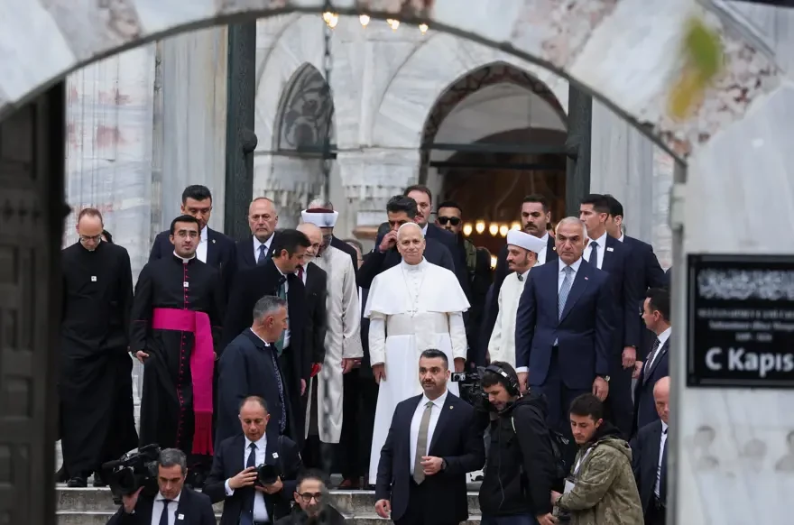 "Bura sizin eviniz deyil" - Papa İstanbulda məscidi gəzdi