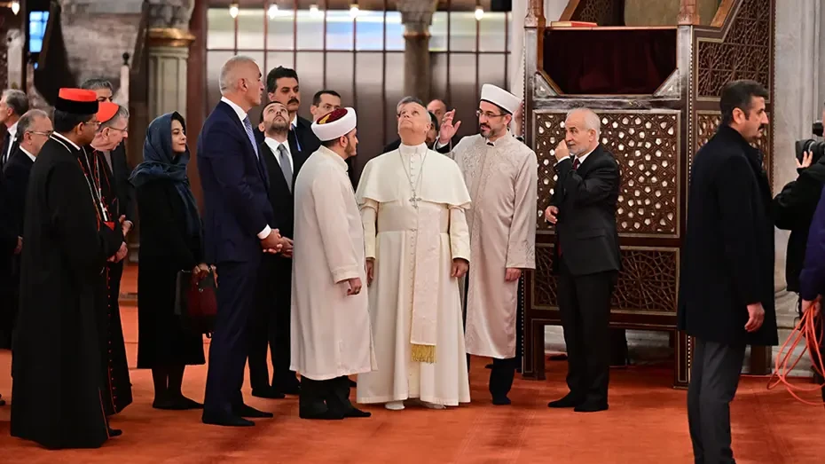 "Bura sizin eviniz deyil" - Papa İstanbulda məscidi gəzdi