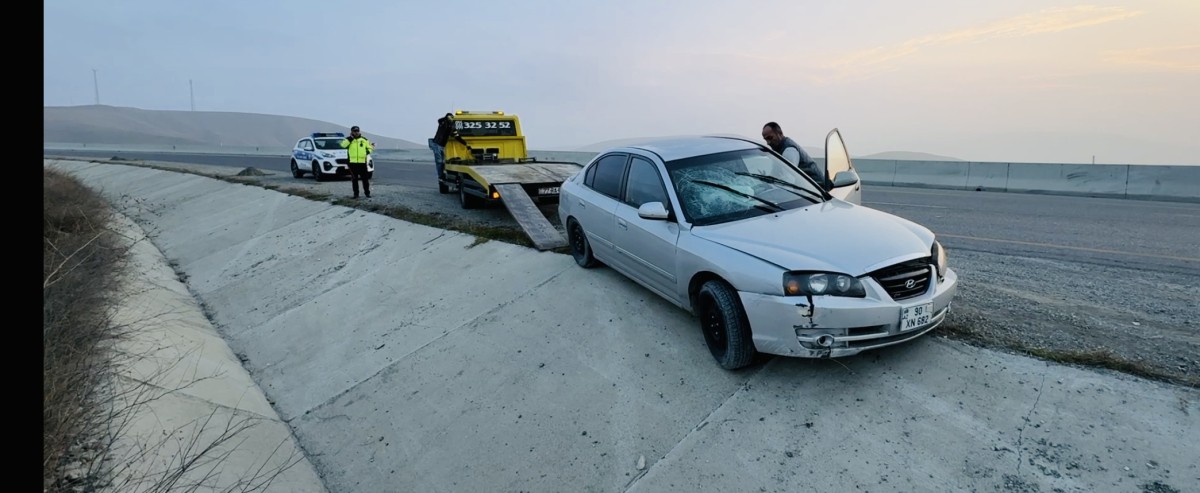 Şamaxıda avtomobil kanala aşdı - Xəsarət alanlar var (FOTO)