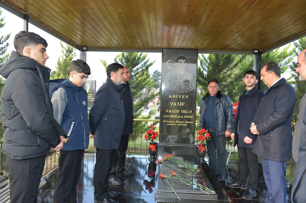 İcra başçısı şəhidin anım günündə iştirak edib - FOTOLAR