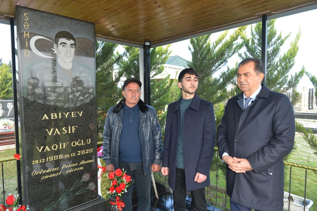 İcra başçısı şəhidin anım günündə iştirak edib - FOTOLAR