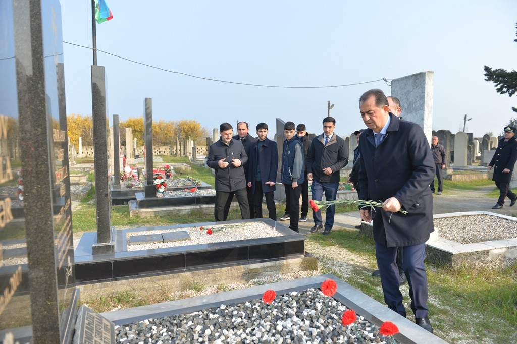 İcra başçısı şəhidin anım günündə iştirak edib - FOTOLAR
