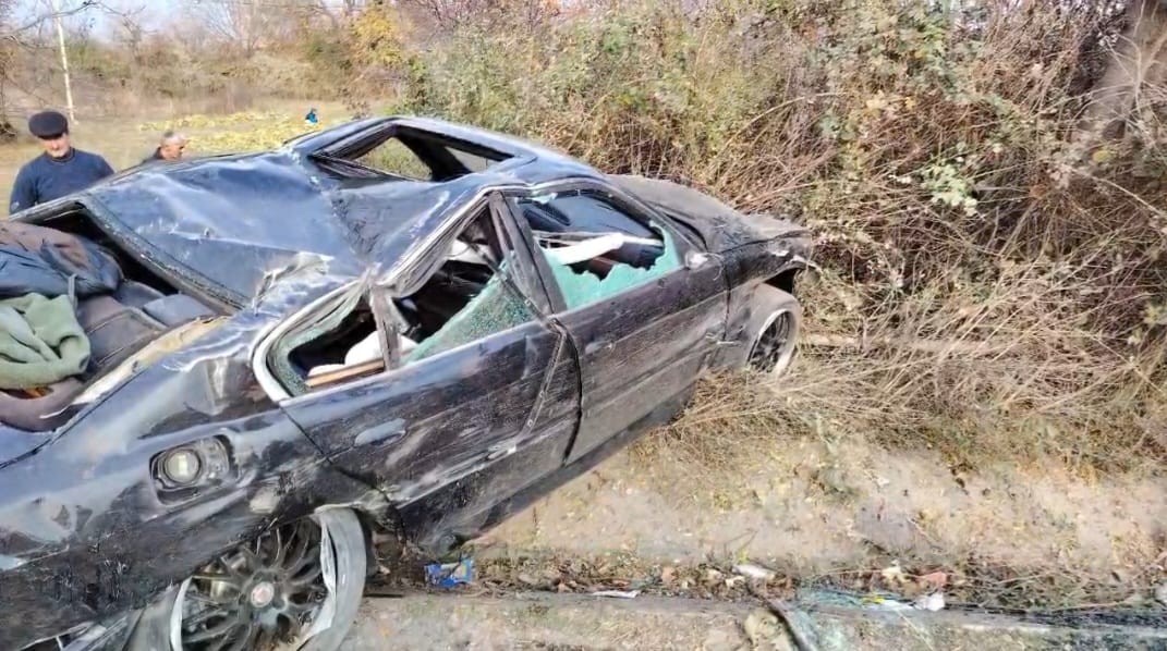 Şəkidə "BMW" aşıb, xəsarət alan var - FOTO