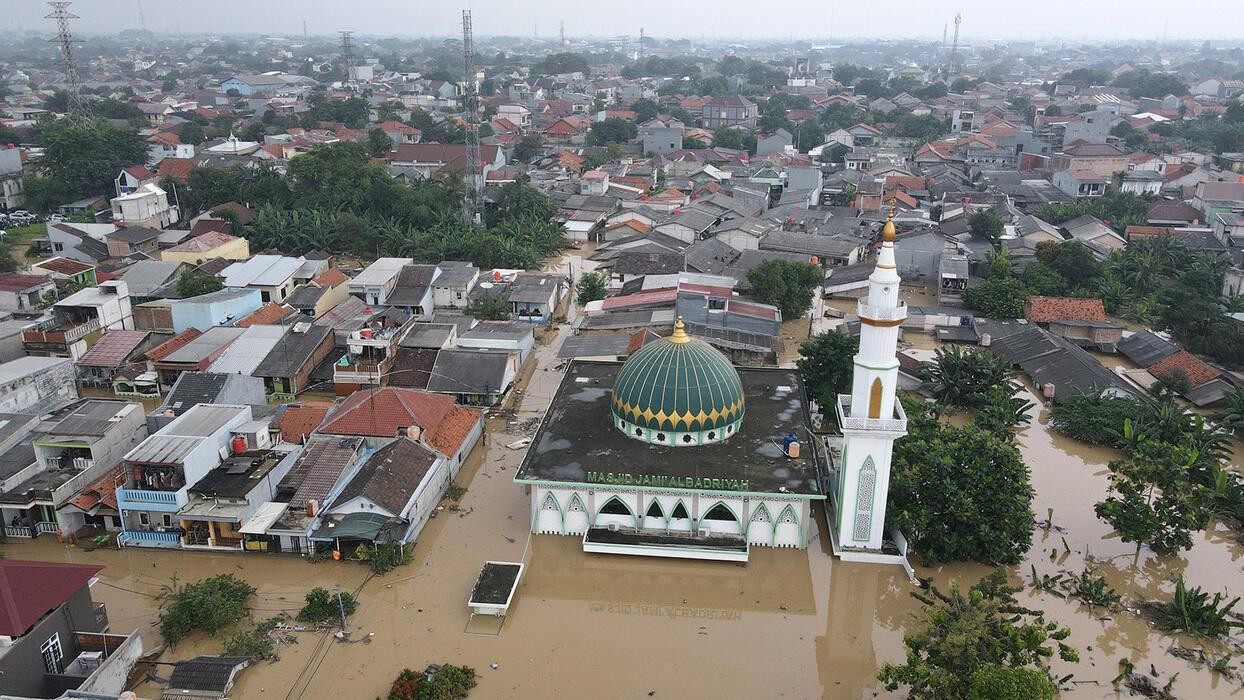 İndoneziya su altında... - Ölənlərin sayı artdı (FOTOLAR)