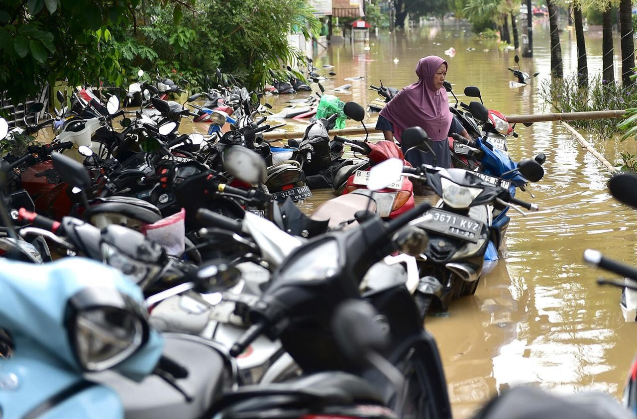 İndoneziya su altında... - Ölənlərin sayı artdı (FOTOLAR)