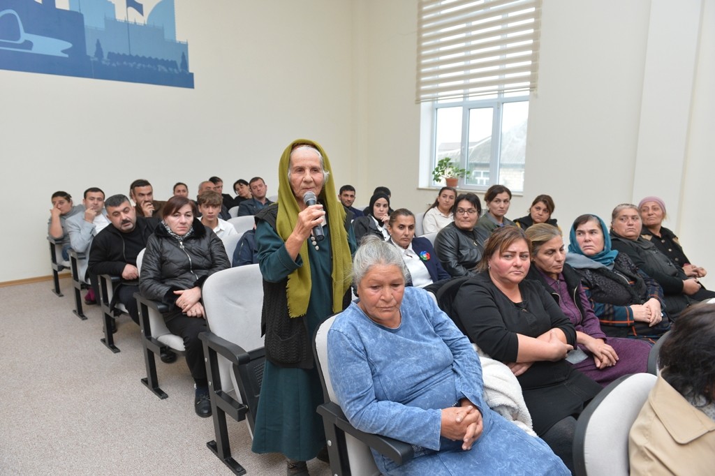 Taleh Qaraşov qəsəbə sakinlərinin problemlərini dinlədi - FOTOLAR