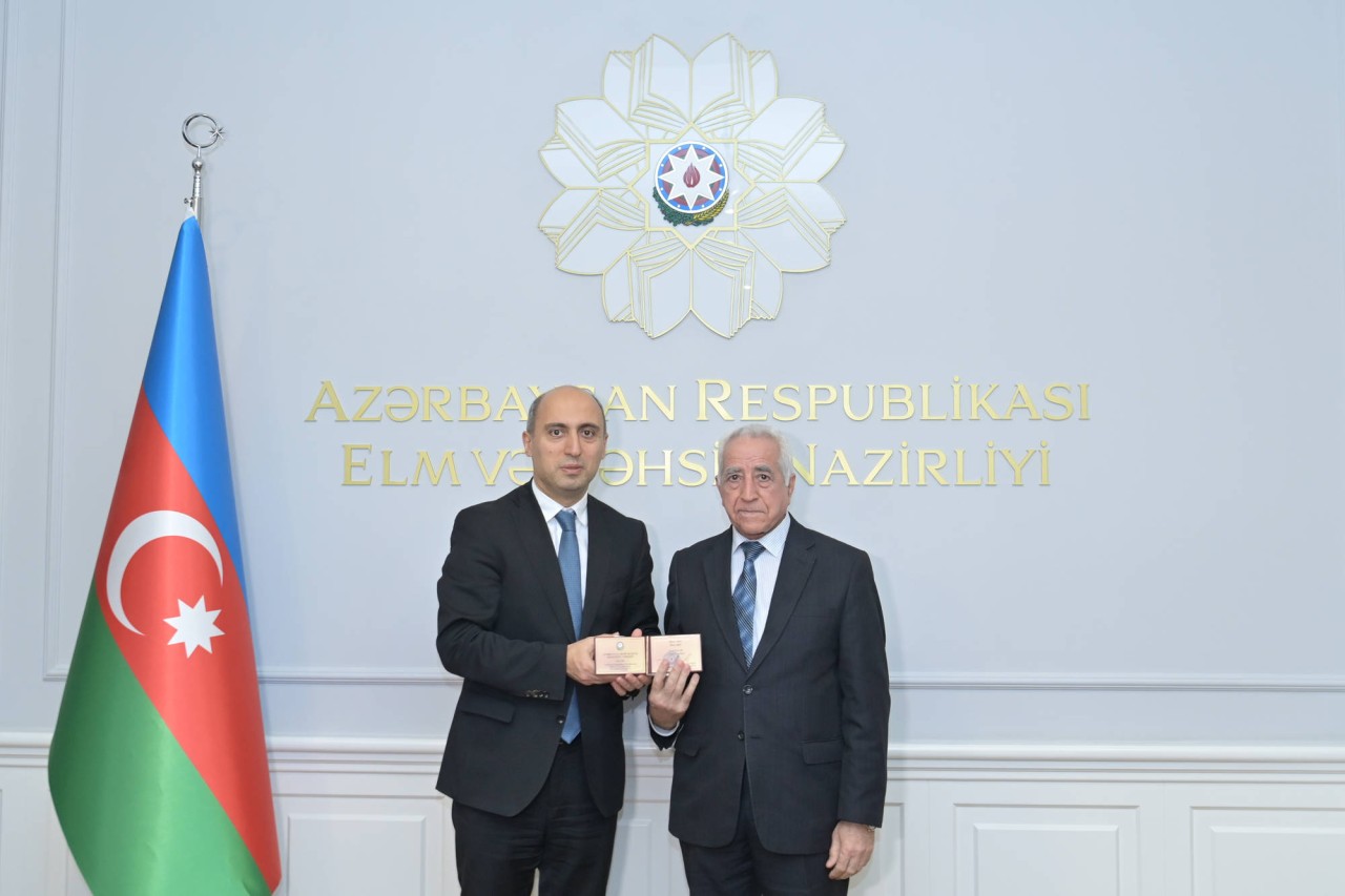 Emin Əmrullayev yüksək dövlət təltiflərinə layiq görülmüş alimlərlə görüşdü - FOTOLAR