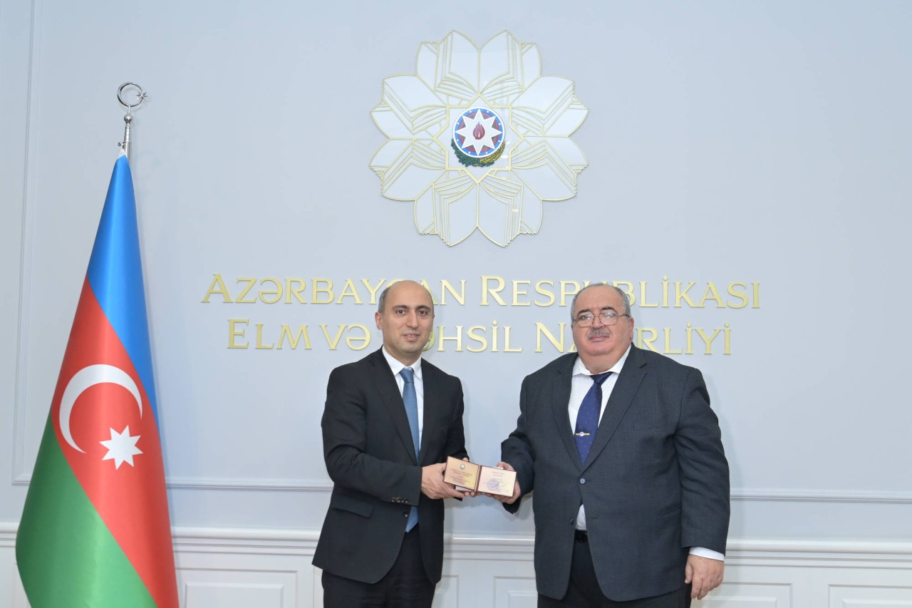 Emin Əmrullayev yüksək dövlət təltiflərinə layiq görülmüş alimlərlə görüşdü - FOTOLAR