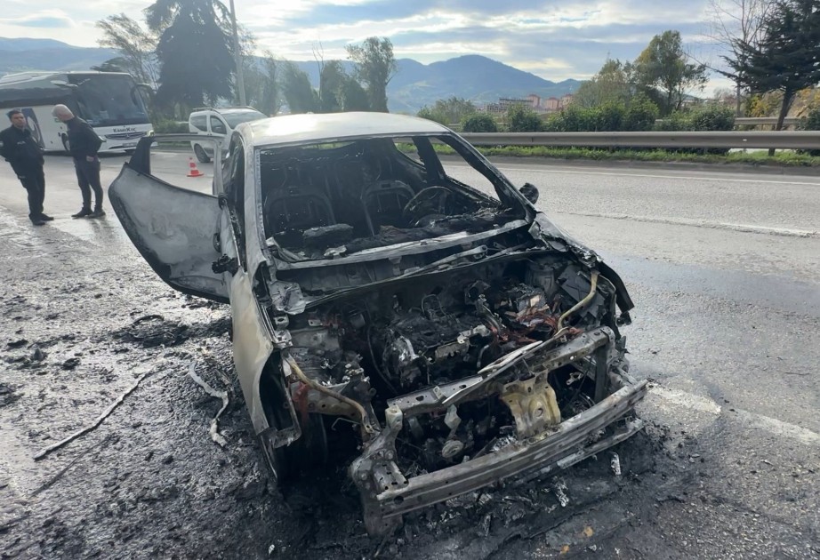 Türkiyədə futbolçunun maşını yandı - FOTO