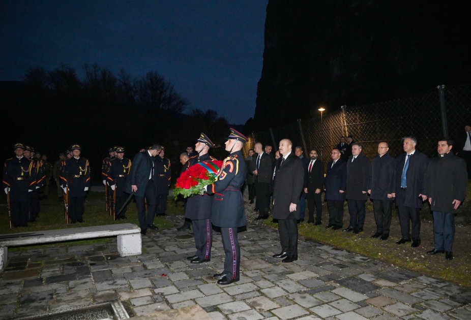 Prezidentlər Bratislavada “Azadlıq Qapısı” abidəsini ziyarət etdilər - FOTOLAR