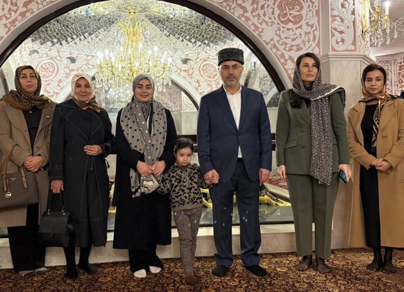 Əraqçinin özündən 32 yaş kiçik xanımı Bibiheybət məscidində - FOTOLAR