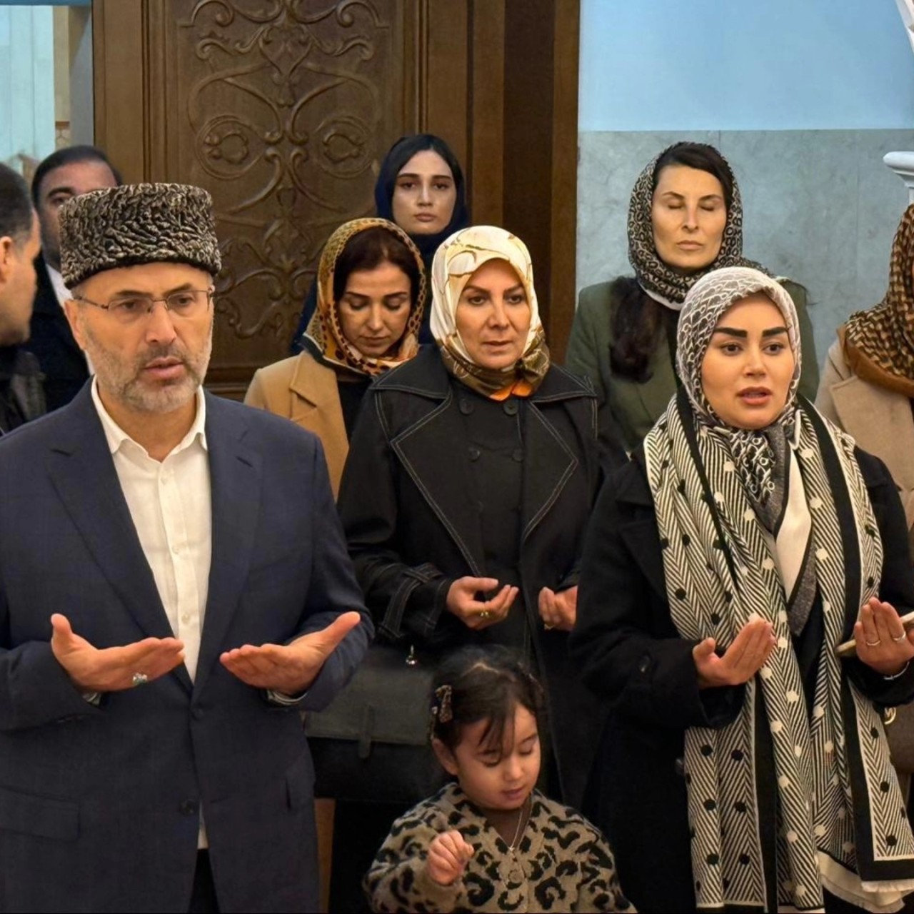 Əraqçinin özündən 32 yaş kiçik xanımı Bibiheybət məscidində - FOTOLAR