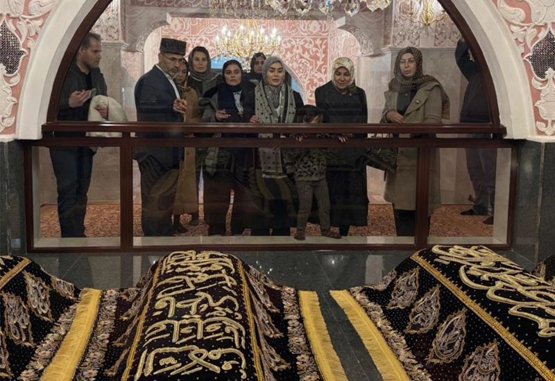 Əraqçinin özündən 32 yaş kiçik xanımı Bibiheybət məscidində - FOTOLAR