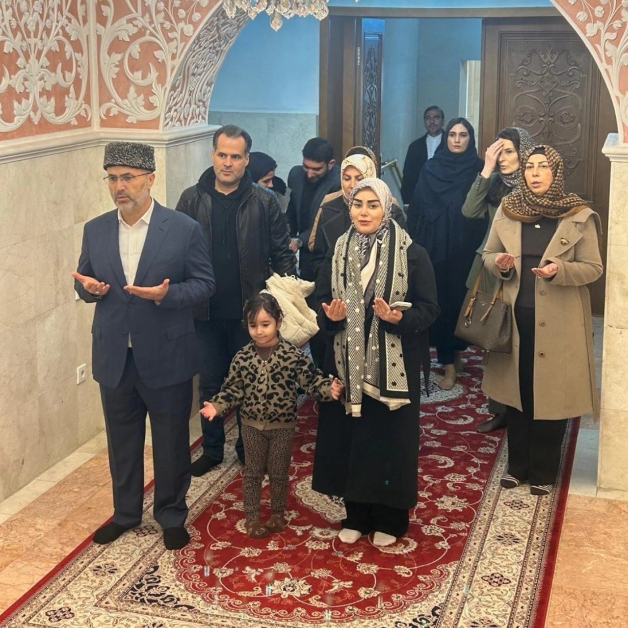 Əraqçinin özündən 32 yaş kiçik xanımı Bibiheybət məscidində - FOTOLAR