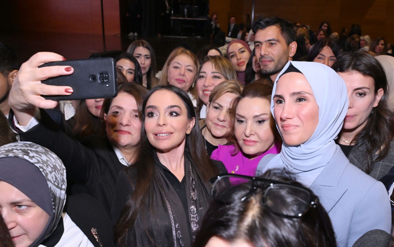 Leyla Əliyeva Ərdoğanın qızı ilə Forumda - FOTOLAR