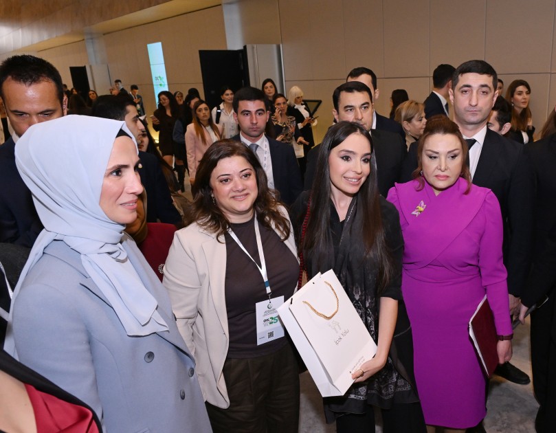 Leyla Əliyeva Ərdoğanın qızı ilə Forumda - FOTOLAR