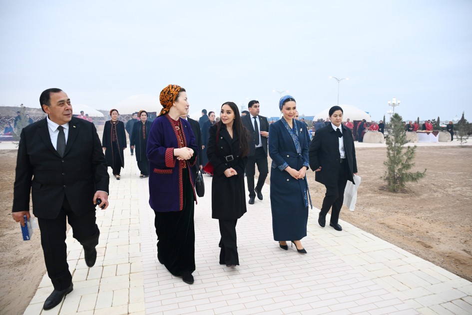 Leyla Əliyeva sərgiyə qatıldı - FOTOLAR