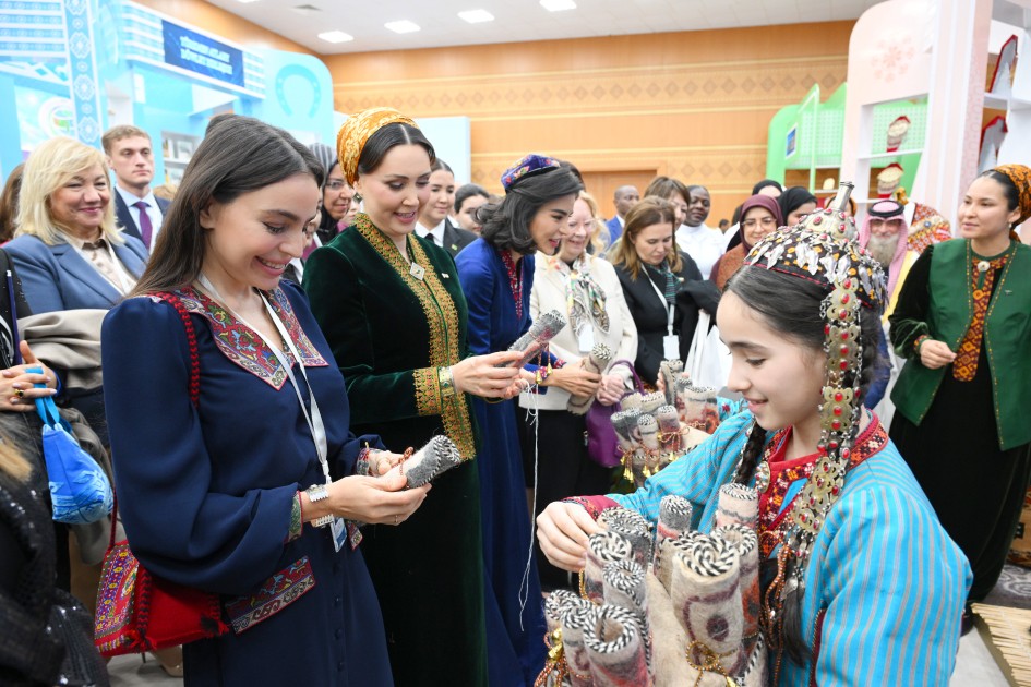 Leyla Əliyeva Türkmənistanda beynəlxalq konfransda çıxış etdi - FOTOLAR