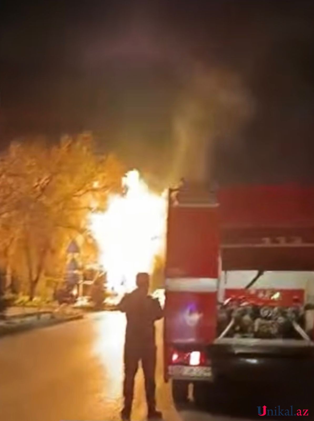 Bakıda qəzaya uğrayan avtomobil qaz borusuna çırpıldı - YENİLƏNİB (VİDEO)