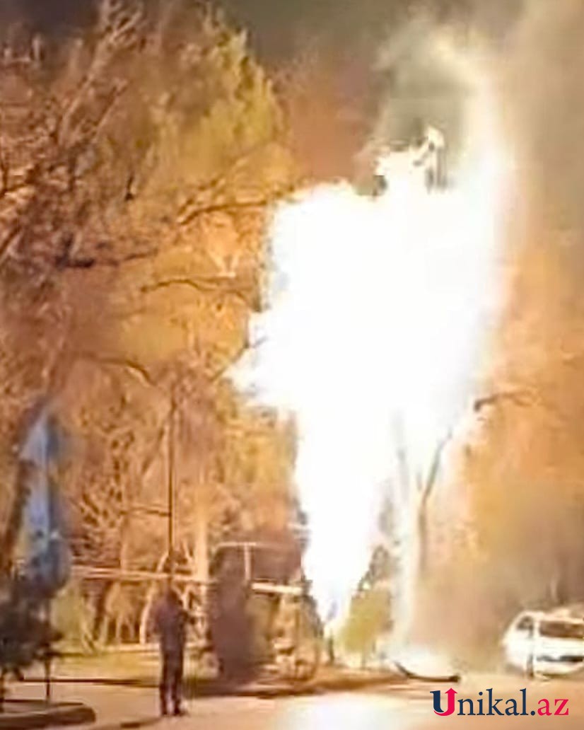 Bakıda qəzaya uğrayan avtomobil qaz borusuna çırpıldı - YENİLƏNİB (VİDEO)