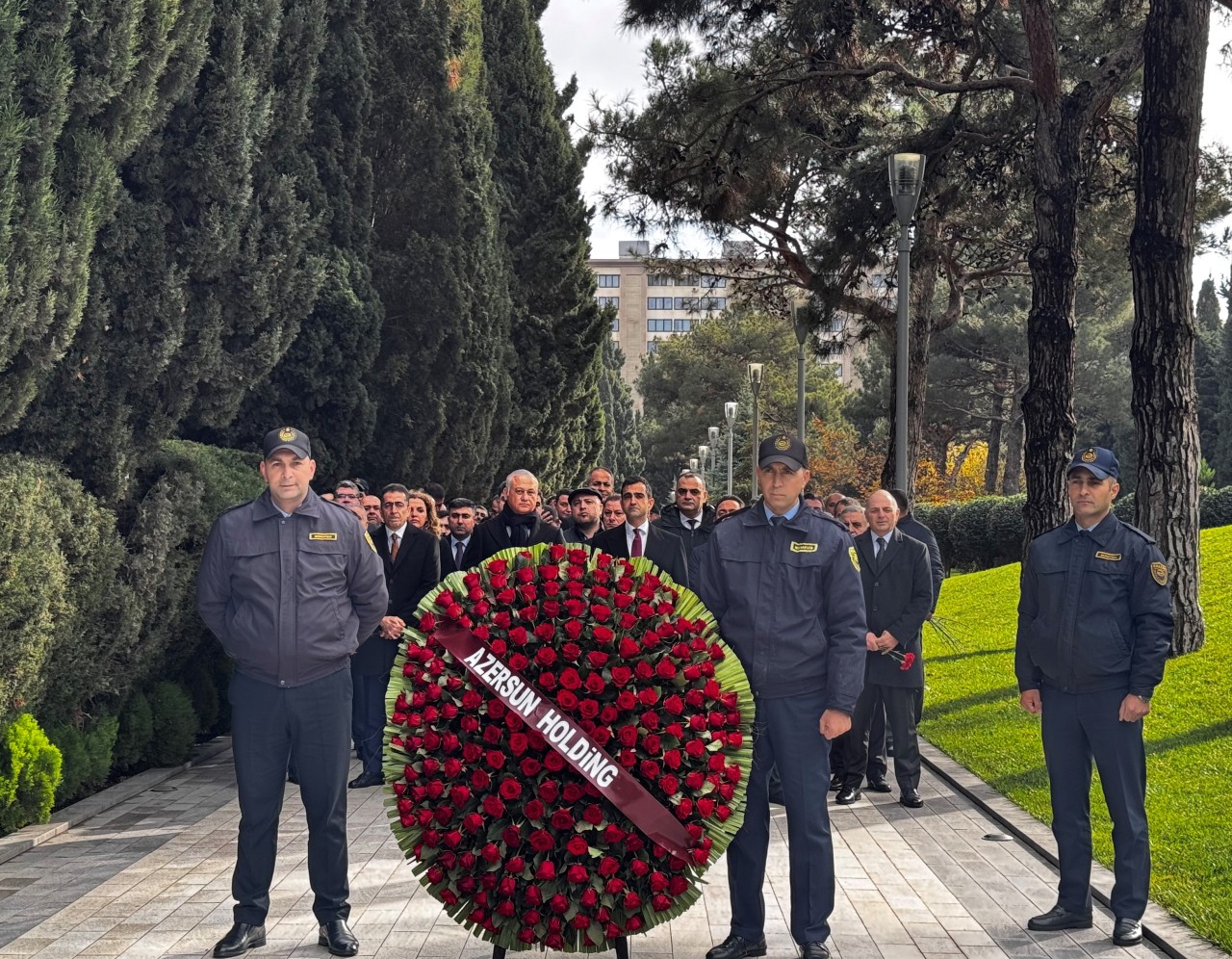 “Azərsun Holdinq”in rəhbər heyəti Ulu Öndərin məzarını ziyarət edib - FOTOLAR