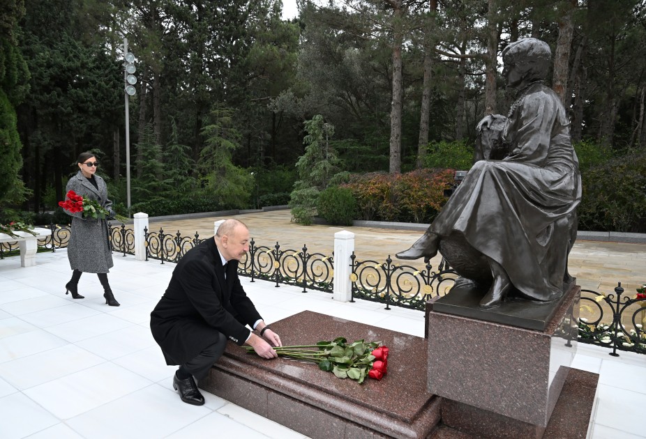 Prezident və birinci xanım Heydər Əliyevin məzarını ziyarət etdilər - FOTOLAR (YENİLƏNİB)