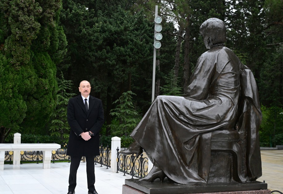 Prezident və birinci xanım Heydər Əliyevin məzarını ziyarət etdilər - FOTOLAR (YENİLƏNİB)