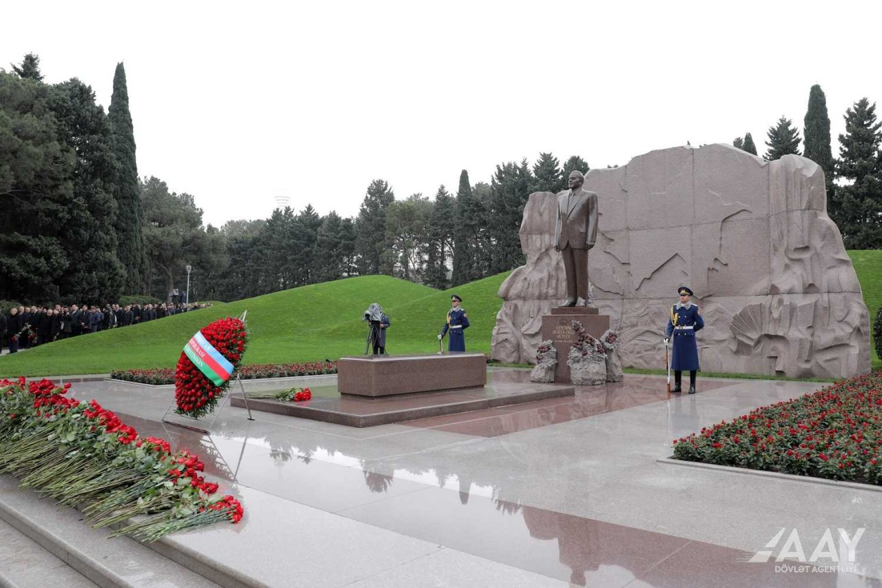 AAYDA-nın rəhbərliyi Ulu Öndərin məzarını ziyarət edib - FOTOLAR