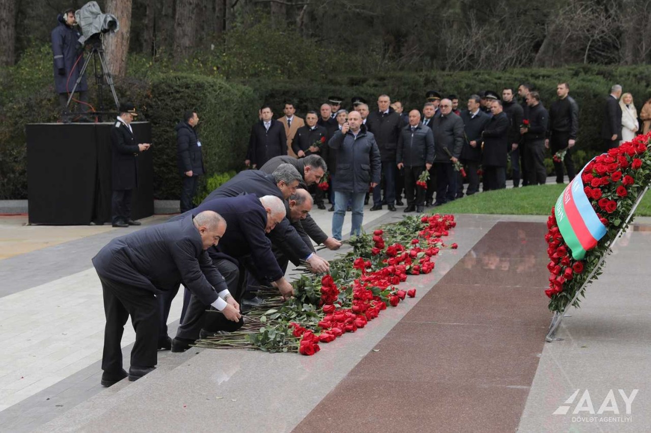 AAYDA-nın rəhbərliyi Ulu Öndərin məzarını ziyarət edib - FOTOLAR
