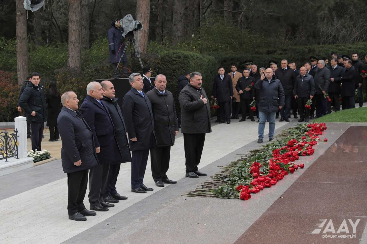 AAYDA-nın rəhbərliyi Ulu Öndərin məzarını ziyarət edib - FOTOLAR