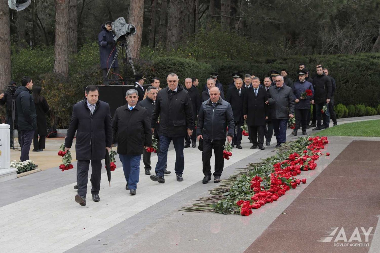 AAYDA-nın rəhbərliyi Ulu Öndərin məzarını ziyarət edib - FOTOLAR