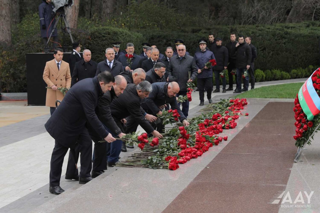 AAYDA-nın rəhbərliyi Ulu Öndərin məzarını ziyarət edib - FOTOLAR