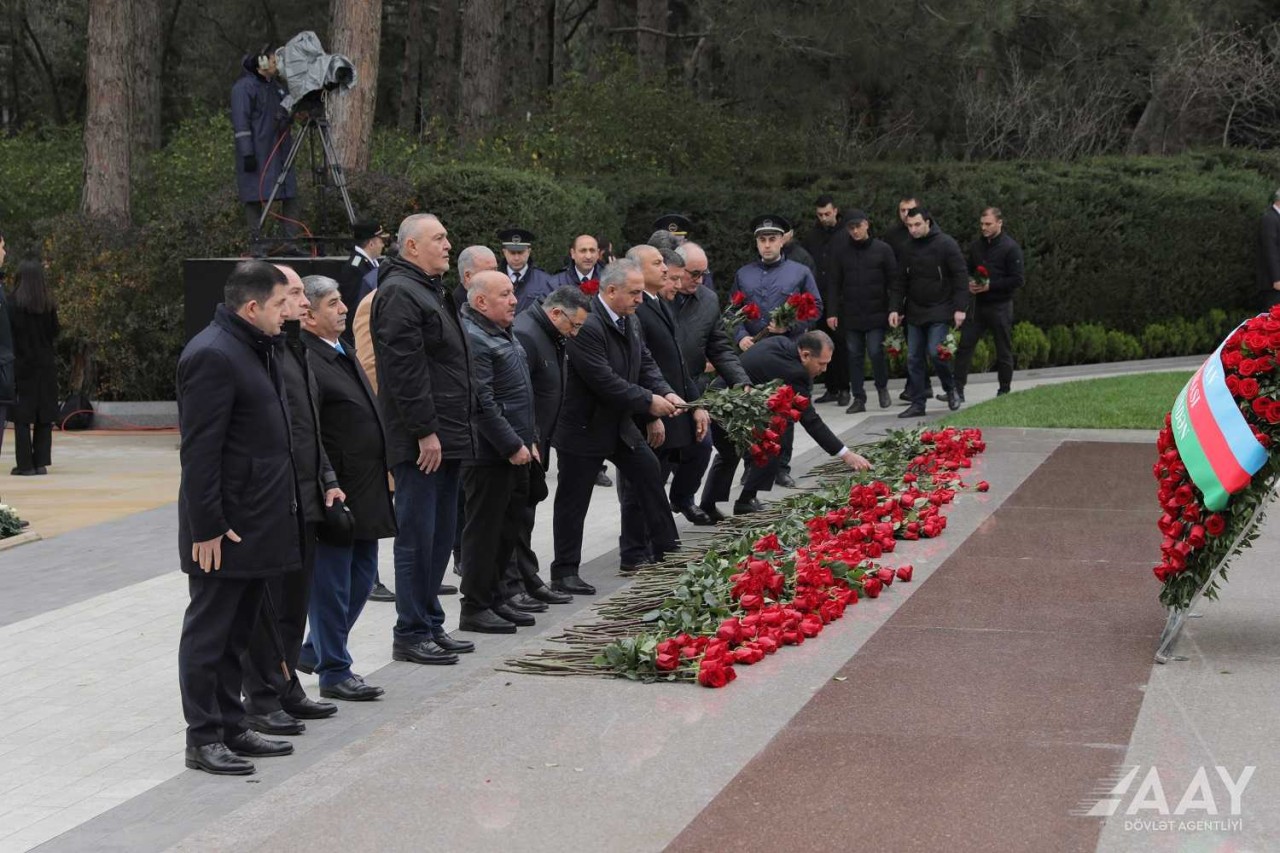 AAYDA-nın rəhbərliyi Ulu Öndərin məzarını ziyarət edib - FOTOLAR