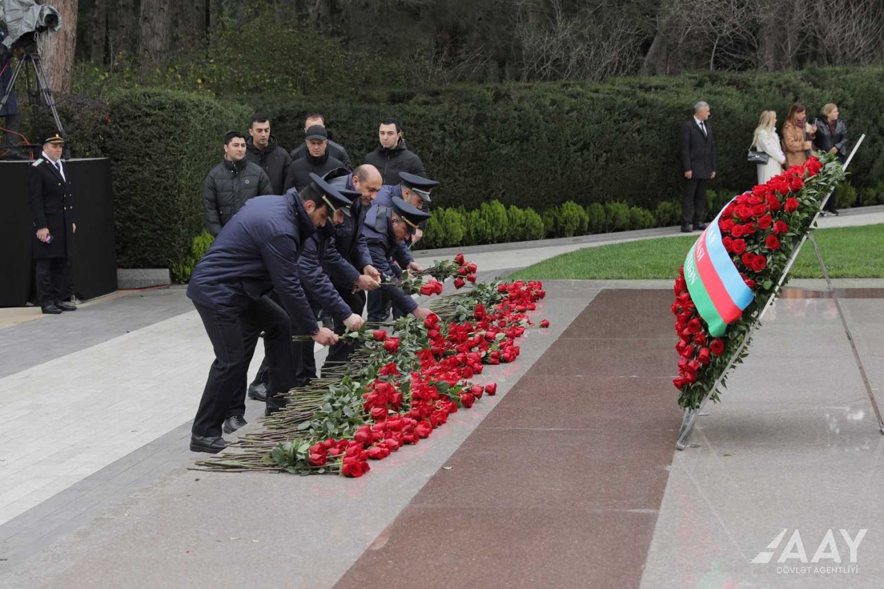 AAYDA-nın rəhbərliyi Ulu Öndərin məzarını ziyarət edib - FOTOLAR