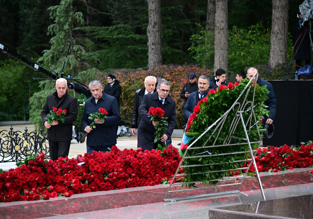 MEDİA-nın kollektivi Heydər Əliyevin məzarını ziyarət etdi - FOTOLAR