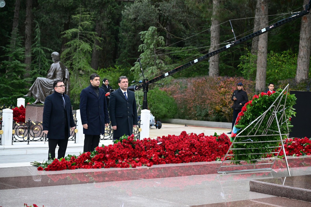 MEDİA-nın kollektivi Heydər Əliyevin məzarını ziyarət etdi - FOTOLAR