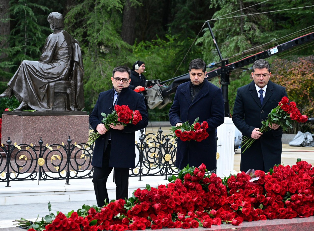 MEDİA-nın kollektivi Heydər Əliyevin məzarını ziyarət etdi - FOTOLAR