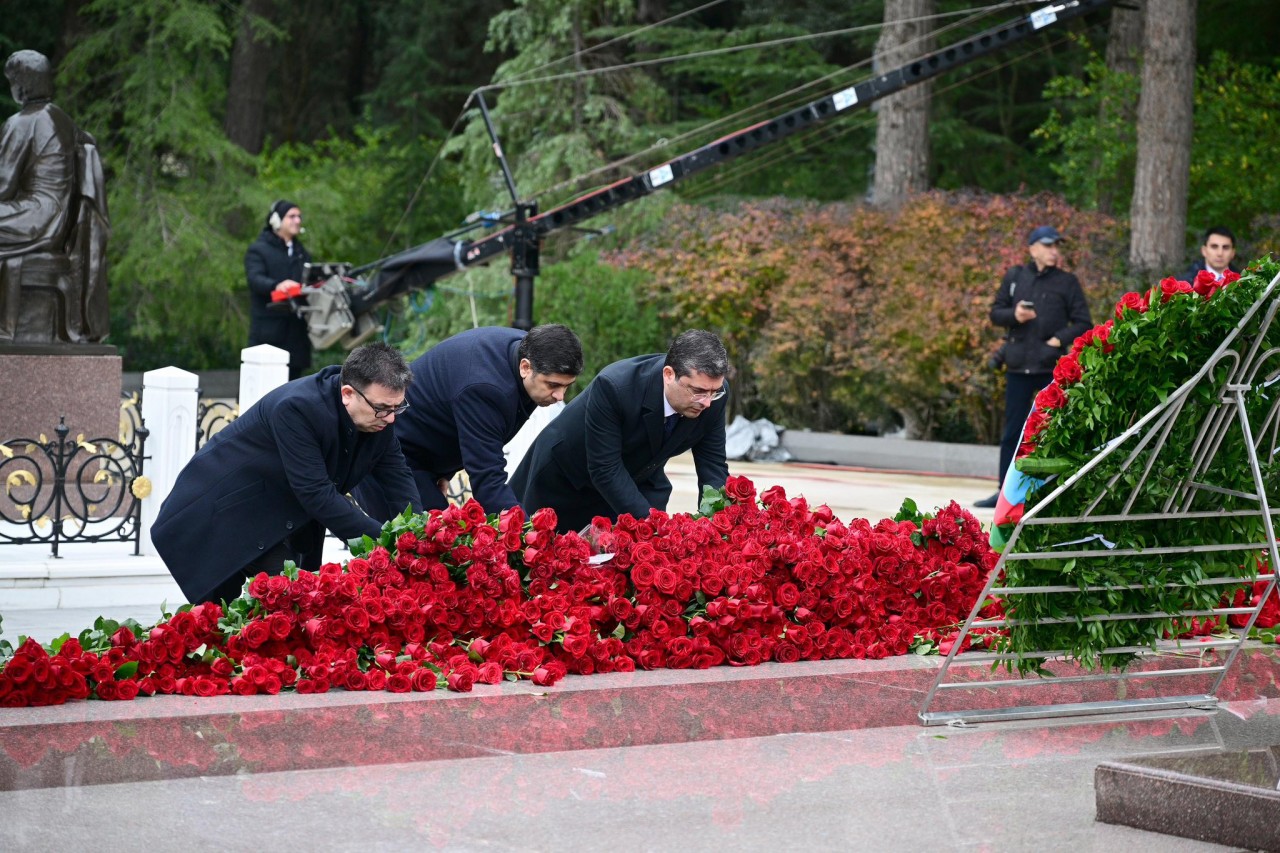 MEDİA-nın kollektivi Heydər Əliyevin məzarını ziyarət etdi - FOTOLAR