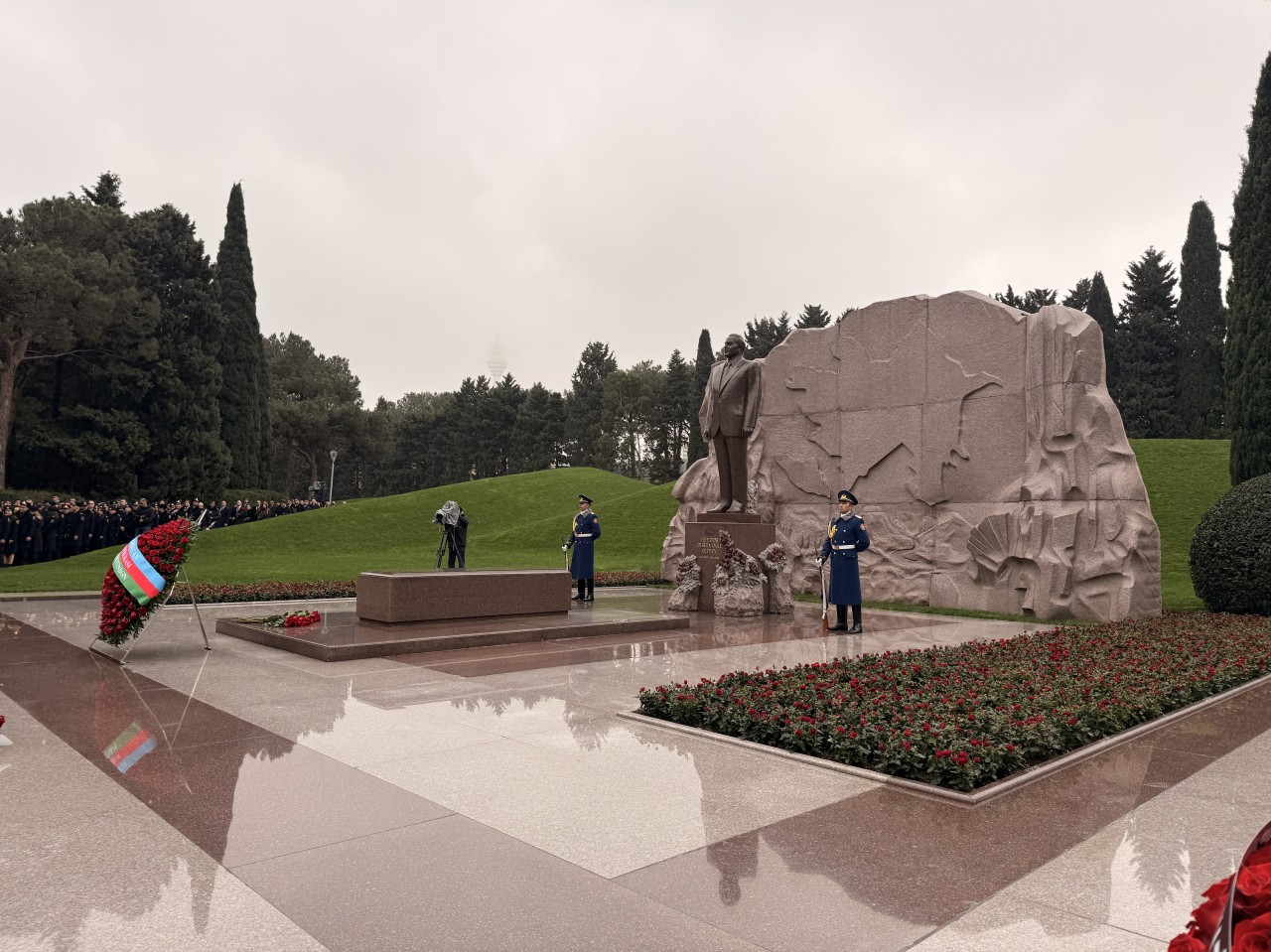 Dövlət Komitəsinin kollektivi Fəxri xiyabanda - FOTOLAR