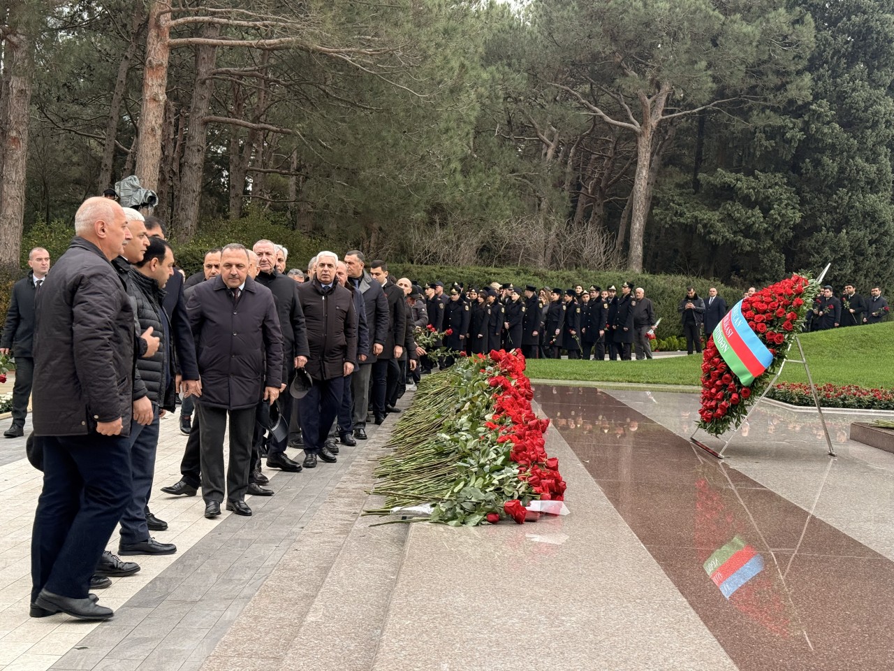 Dövlət Komitəsinin kollektivi Fəxri xiyabanda - FOTOLAR