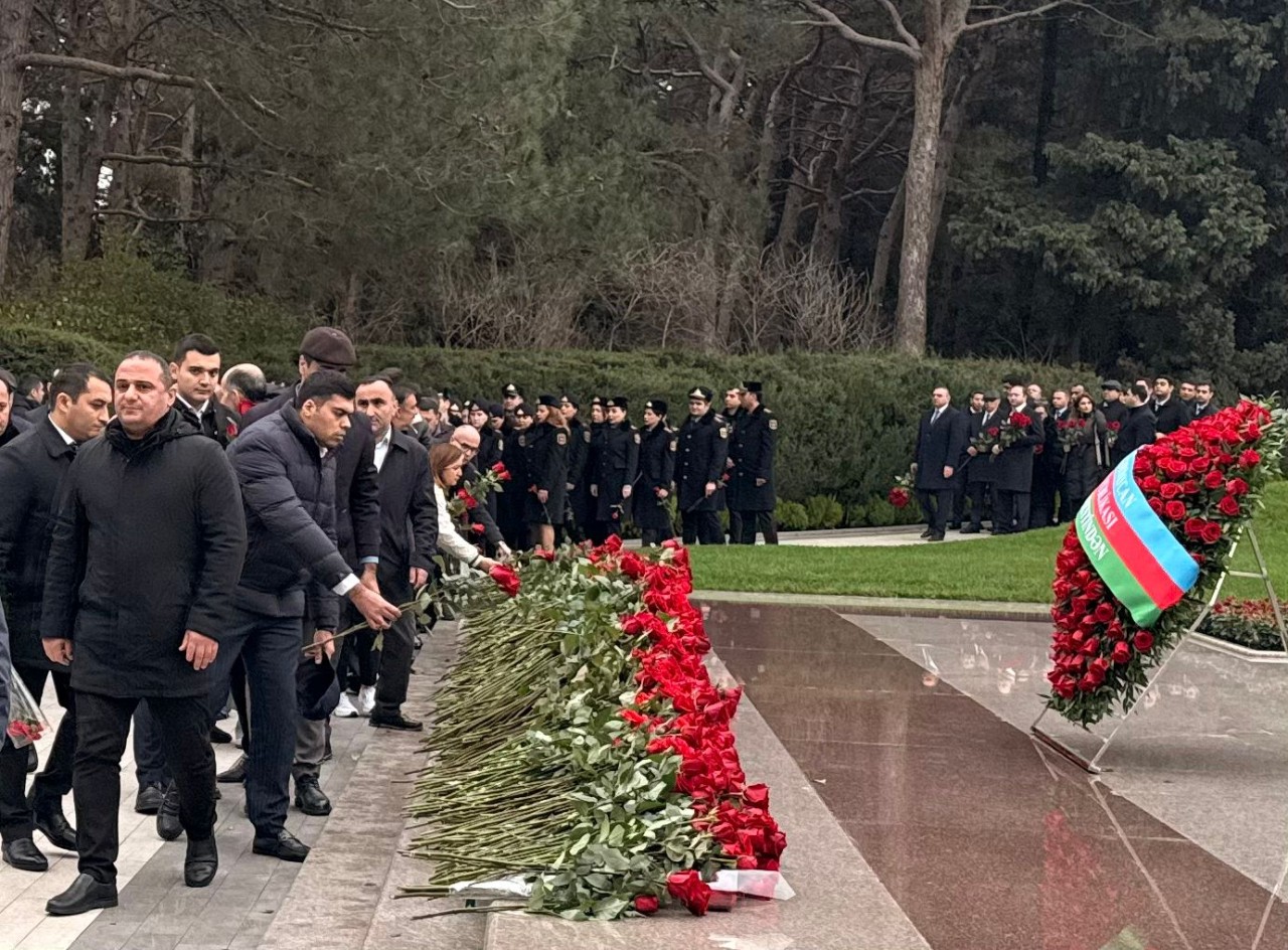 Dövlət Komitəsinin kollektivi Fəxri xiyabanda - FOTOLAR