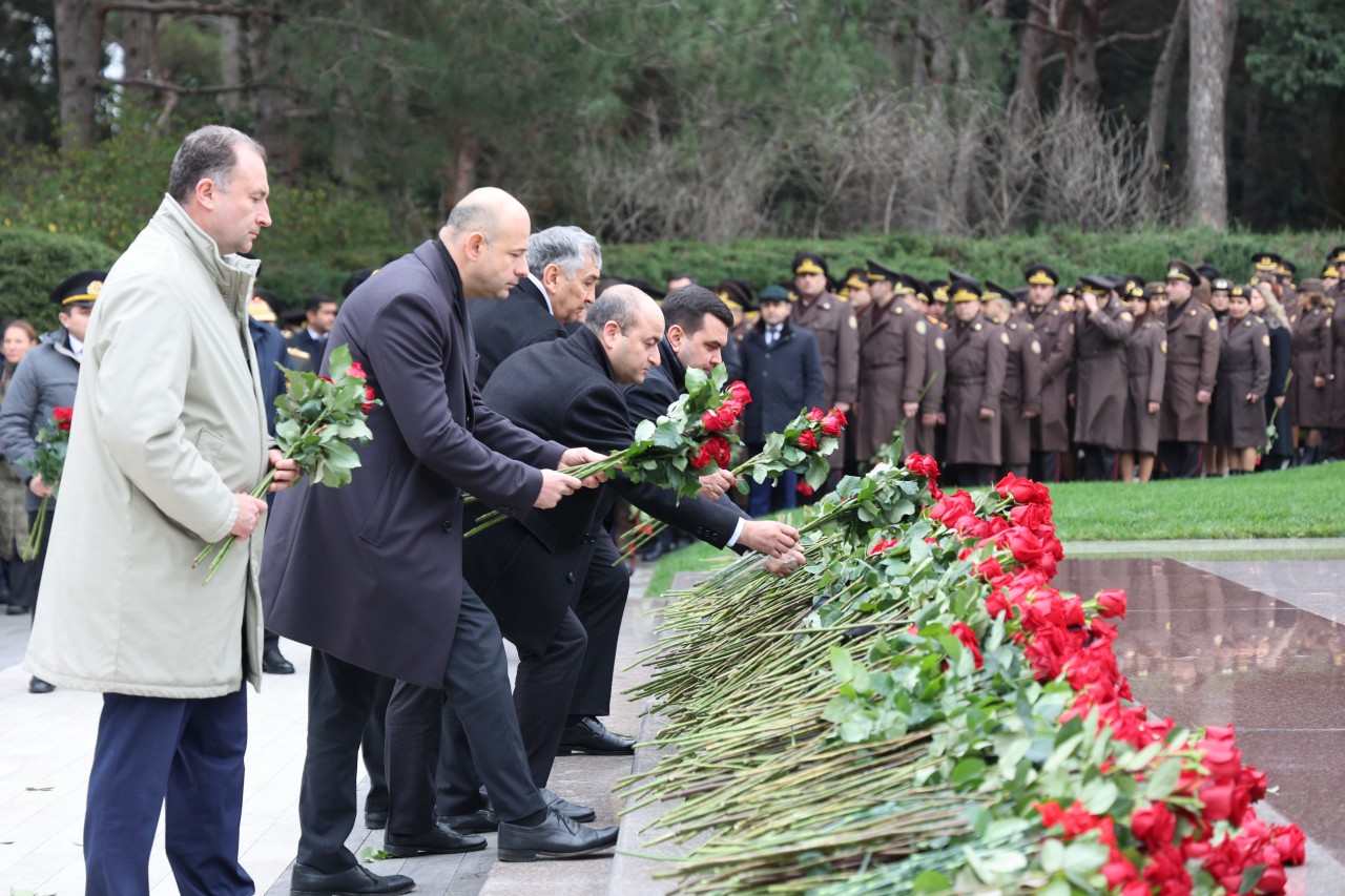 DDLA-nın kollektivi Ulu Öndərin abidəsini ziyarət edib - FOTOLAR