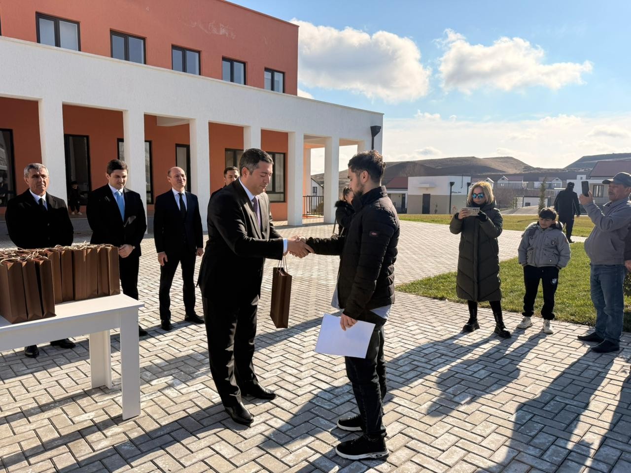 Növbəti köç karvanı Horovlu kəndinə çatdı - FOTOLAR (YENİLƏNİB)