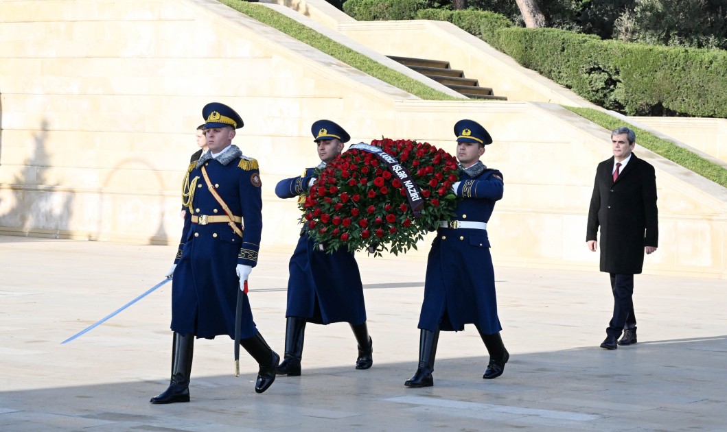 İbrahimoviç Zəfər parkını və Şəhidlər xiyabanını ziyarət edib - FOTOLAR