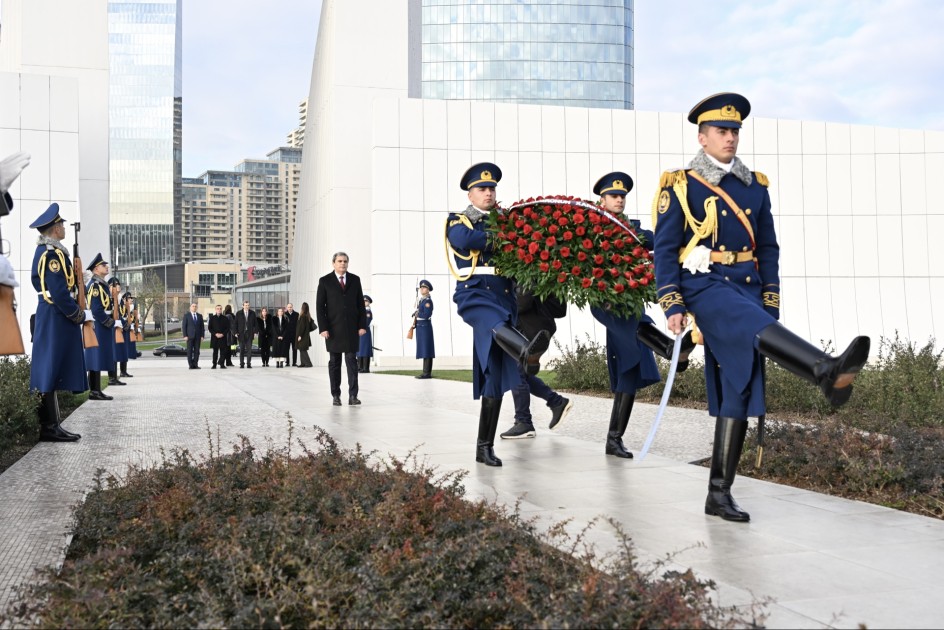 İbrahimoviç Zəfər parkını və Şəhidlər xiyabanını ziyarət edib - FOTOLAR