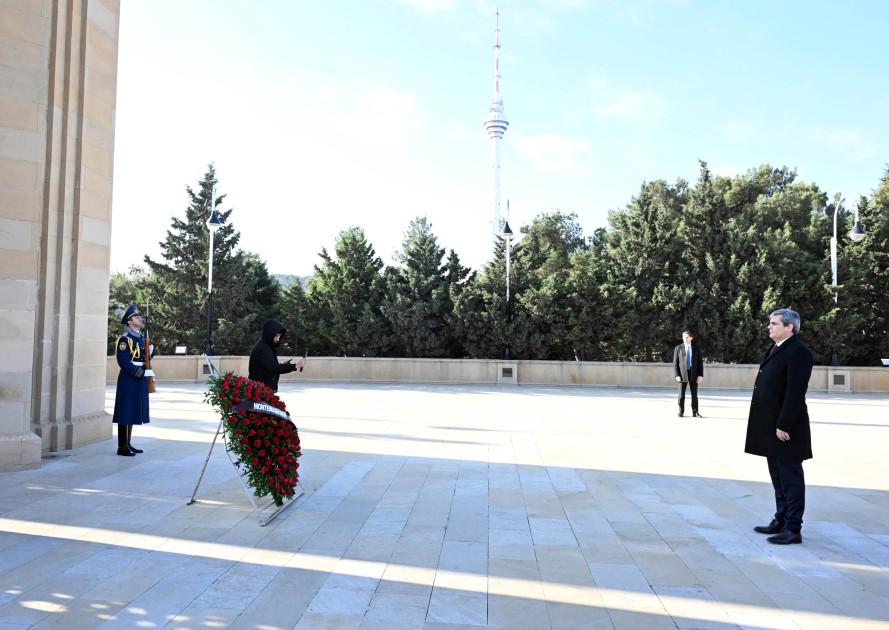 İbrahimoviç Zəfər parkını və Şəhidlər xiyabanını ziyarət edib - FOTOLAR