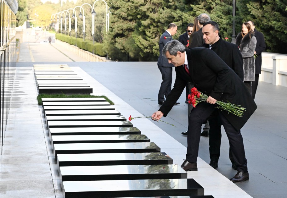 İbrahimoviç Zəfər parkını və Şəhidlər xiyabanını ziyarət edib - FOTOLAR